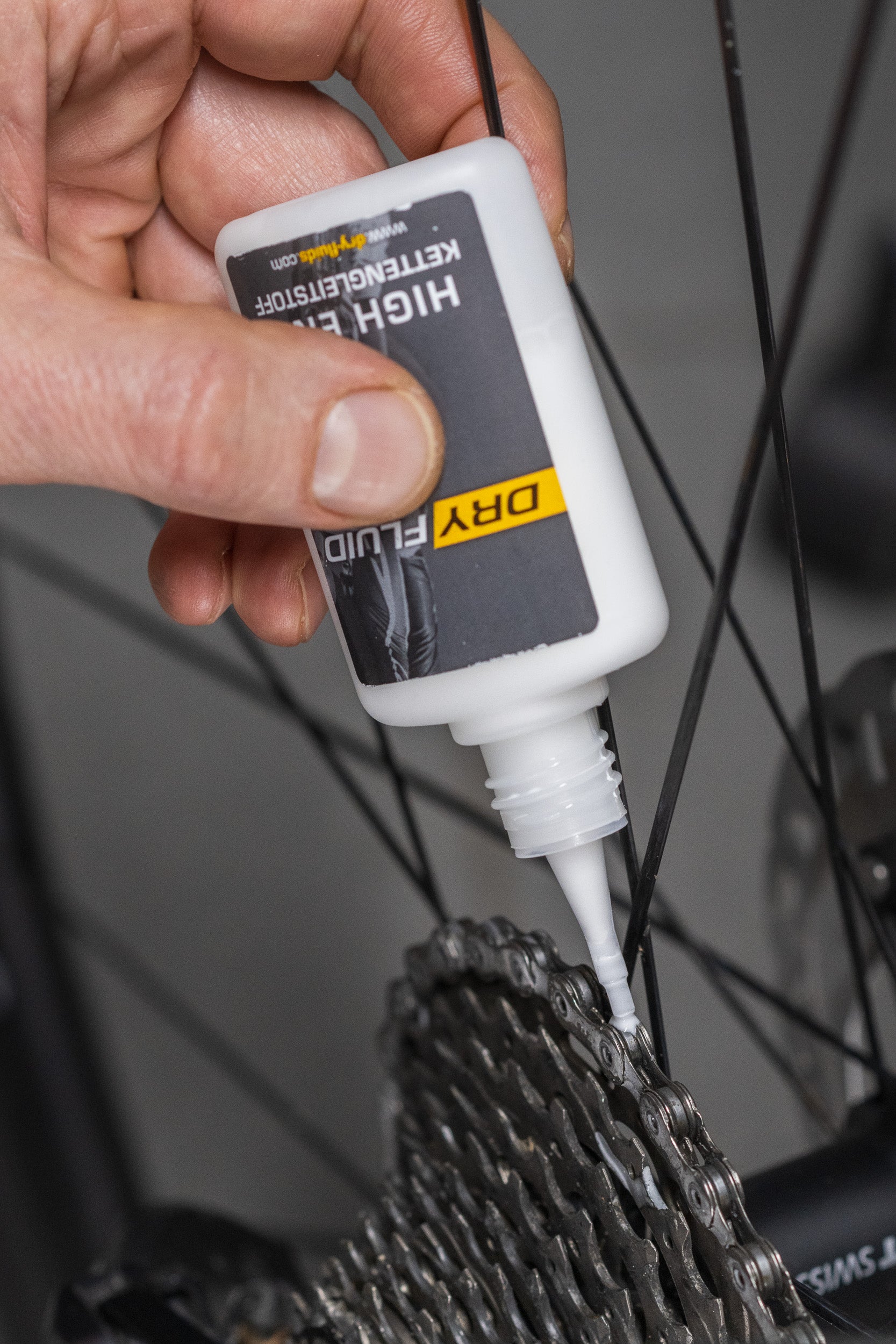 Dry Fluid Heißwachs zur Schmierung von Fahrradketten, exklusiv im derbaranski.shop, Zeitfahren, Marginal Gains, Triathlon, Rennrad, Dry Fluid High End Kettengleitstoff, DryFluid Bike. Mountainbike, Gravelbike, Crossbike, Schlechtwetterfahrrad, Winterrad, Kettenwachsen, gewachste Ketten, Kettentuning, Tuning, Fahrradtuning, Baranski Kette, vorgewachste Kette, original Baranski Kette,