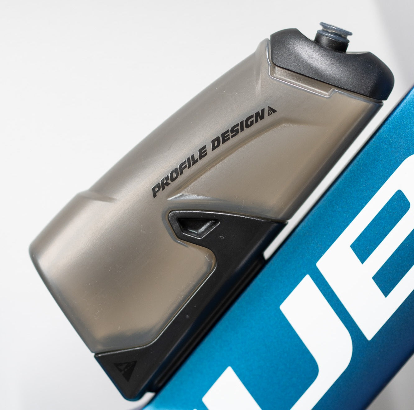 Aero-Hydration-System, 
Trinksystem Aero-Lenker, 
Trinksystem, Aero-Flaschenhalter, Triathlon-Trinksystem, Zeitfahr-Trinksystem, Trinkflaschenhalterung, Aero Fahrrad-Flaschenhalter, Aero, Profile Design,