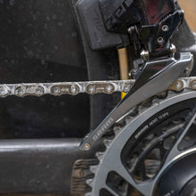 Laden Sie das Bild in den Galerie-Viewer, Dry Fluid Heißwachs zur Schmierung von Fahrradketten, exklusiv im derbaranski.shop, Zeitfahren, Marginal Gains, Triathlon, Rennrad, Dry Fluid High End Kettengleitstoff, DryFluid Bike. Mountainbike, Gravelbike, Crossbike, Schlechtwetterfahrrad, Winterrad, Kettenwachsen, gewachste Ketten, Kettentuning, Tuning, Fahrradtuning, Baranski Kette, vorgewachste Kette, original Baranski Kette, 