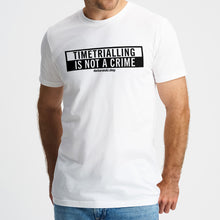 Laden Sie das Bild in den Galerie-Viewer, T-Shirt von Neutral aus Bio-Baumwolle in weiß mit schwarzen Siebdruck mit dem Claim für alle Zeitfahrer timetrialling is not a crime vom derbaranski.shop