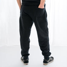 Laden Sie das Bild in den Galerie-Viewer, #fratzengeballer Jogginghose aus Bio-Baumwolle, schwarz
